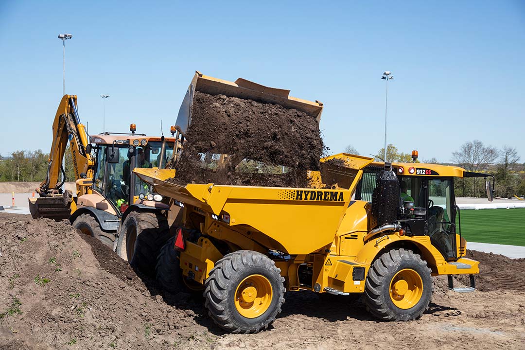 912GS Loaded By Hydr Backhoe