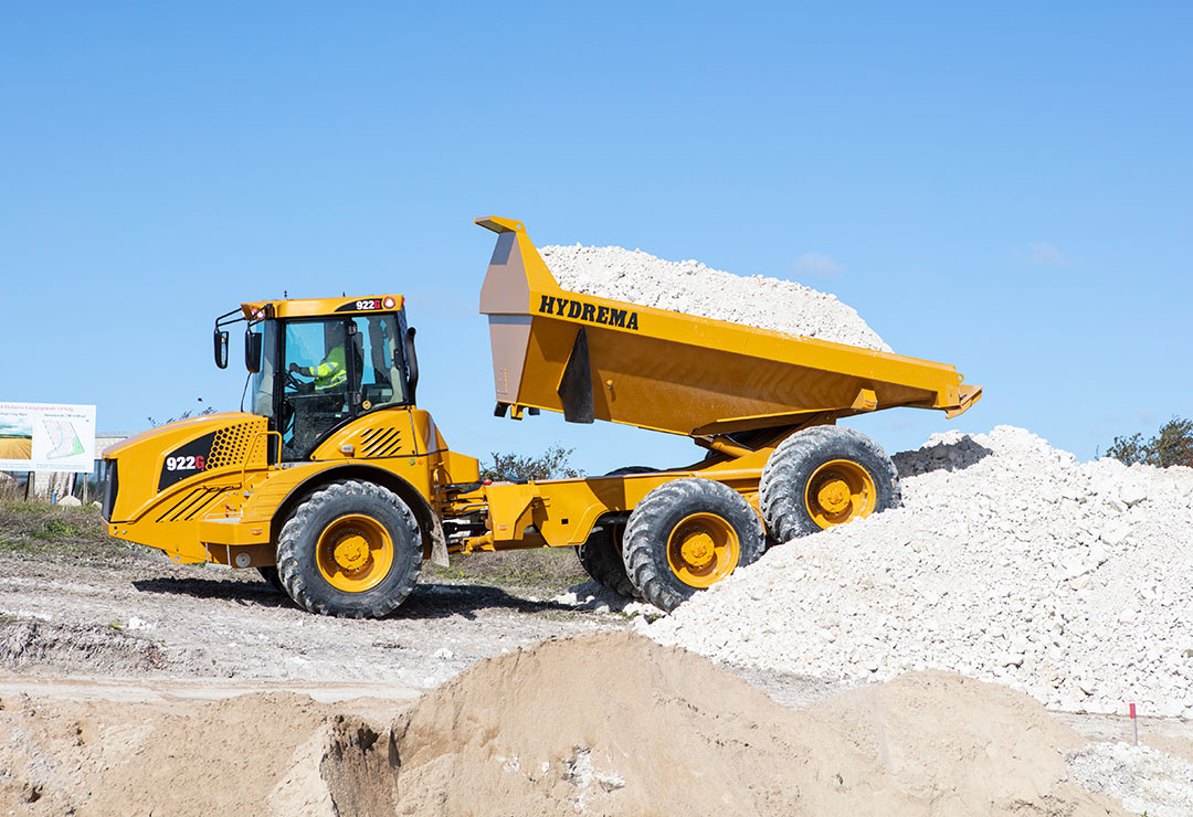 922G Side View Unloading Up Hill