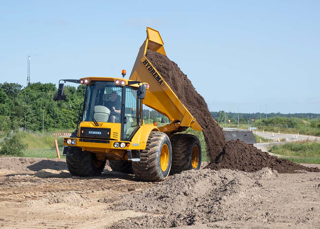 912G HM Front View MT Unloading City Site